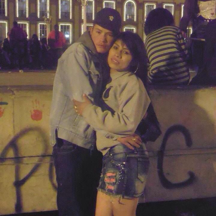 El_NestorYesid's tweet photo. Chupando paleta un rato de amor con la dueña de mi cemen y más tarde a trosarle el igado http://t.co/bB89SPf1E7