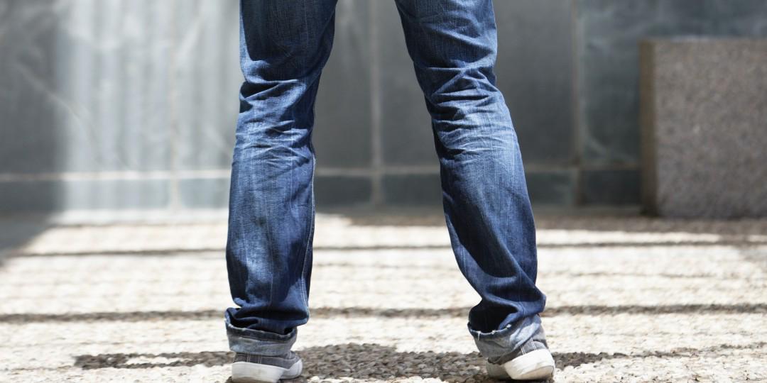 AskMen's tweet photo. 5 items of clothing that can kill your confidence. #menswear #stylefails http://t.co/FvSoseljUU http://t.co/Go1dJDaIiB