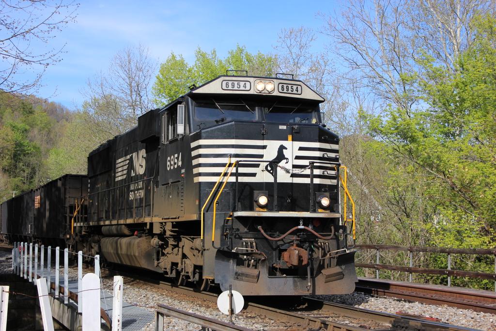 megank225's tweet photo. NS SD60E #6954 shoves a strand of 15 COAL cars in to Andover yard. #SD60E #NorfolkSouthern #trainsarelife http://t.co/3TAQweRO23
