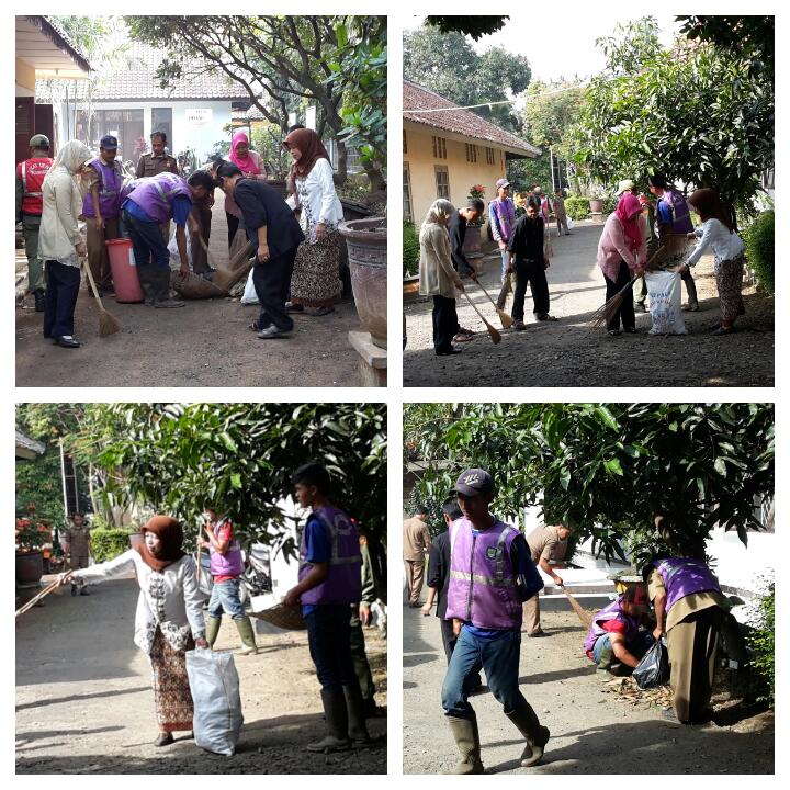 Ujungberung_Kec's tweet photo. Karyawan/ti Kec Ujungberung melaksanakan Gerakan pungut sampah di Halaman ktr Kecamatan Rabu tgl 29 April 2015 http://t.co/JRJ8o992sx