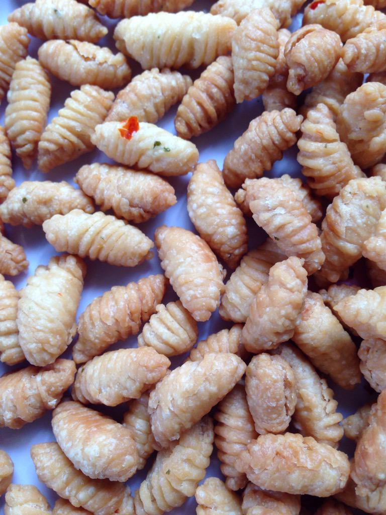 MyMalaysia_'s tweet photo. Trivia: They're spicy and crunchy. Do you know the name of this kuih? #AprilFood #MyFoodFight http://t.co/pSDDxh30q1