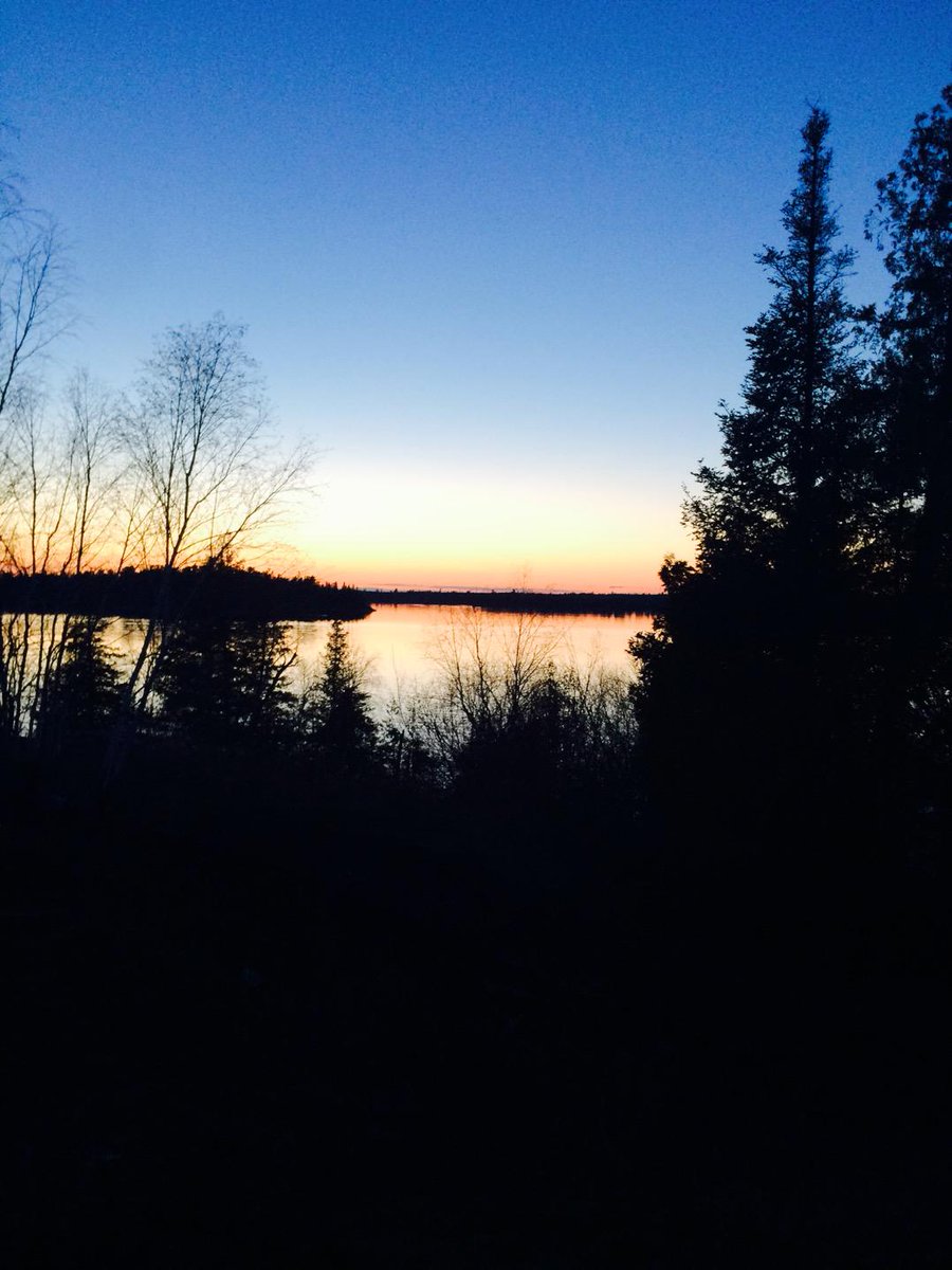 RicPlett's tweet photo. Signs of spring .. Only ice is in your drink , not on the lake , and the bugs are out  #Cheers http://t.co/DFCDKVZ458