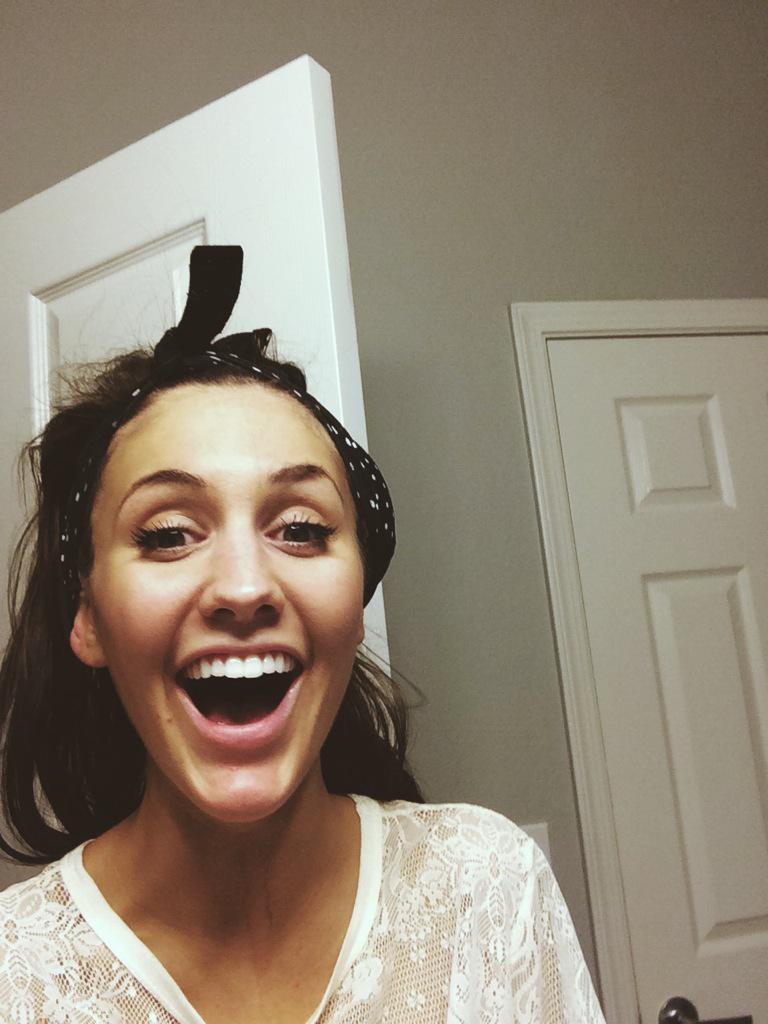 SavHoustonn's tweet photo. Didn't have a hair tie so I used my bra to hold my hair back to wash my face!! I call this #drunkengineering http://t.co/tok4kxcpcx