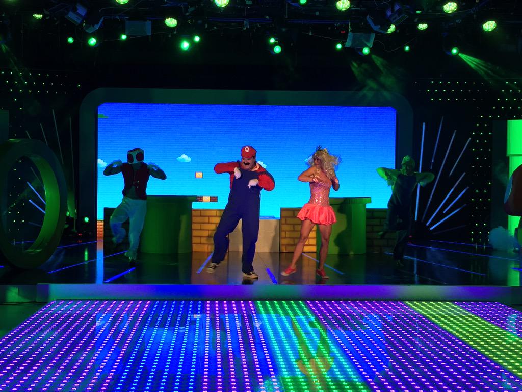 tcsoyelmejor's tweet photo. ¡De locos! #SeQuedaDina y #SeQuedaMiguel encendieron la pista con un show al estilo de "Mario Bros". ¿Te gustó? http://t.co/gSmePnUOal