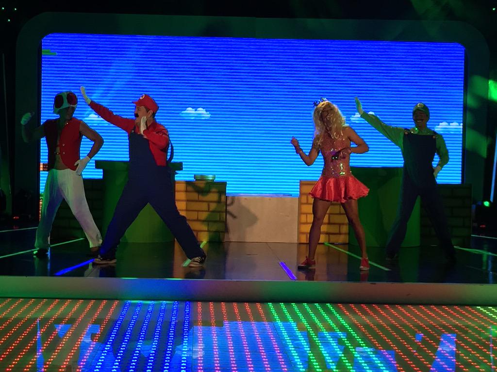 tcsoyelmejor's tweet photo. ¡De locos! #SeQuedaDina y #SeQuedaMiguel encendieron la pista con un show al estilo de "Mario Bros". ¿Te gustó? http://t.co/gSmePnUOal