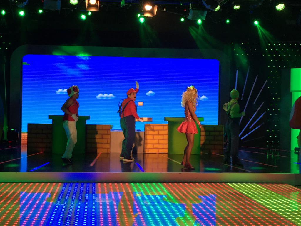 tcsoyelmejor's tweet photo. ¡De locos! #SeQuedaDina y #SeQuedaMiguel encendieron la pista con un show al estilo de "Mario Bros". ¿Te gustó? http://t.co/gSmePnUOal