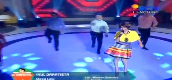 SCTV's tweet photo. Yuk kita goyang bareng @daratista_inul - Masa Lalu #SoSempruuul http://t.co/2lCsrw5s03