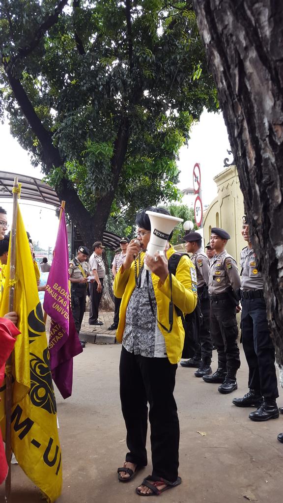 BEMUI_Official's tweet photo. Aksi siang hari ini diawali dengan menyanyikan lagu Indonesia Raya #SelamatkanIndonesia http://t.co/OvgXyA084x
