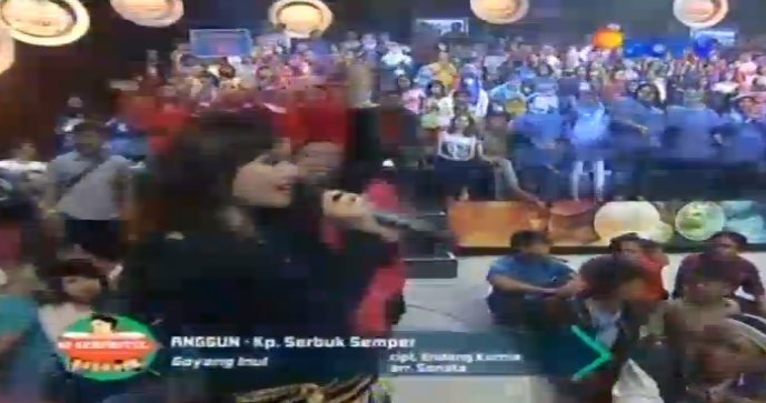 SCTV's tweet photo. Peserta pertama Jagoan Karaoke Mbak Anggun dari Kp. Serbuk semper #SoSempruuul http://t.co/WCSwAw8XVk
