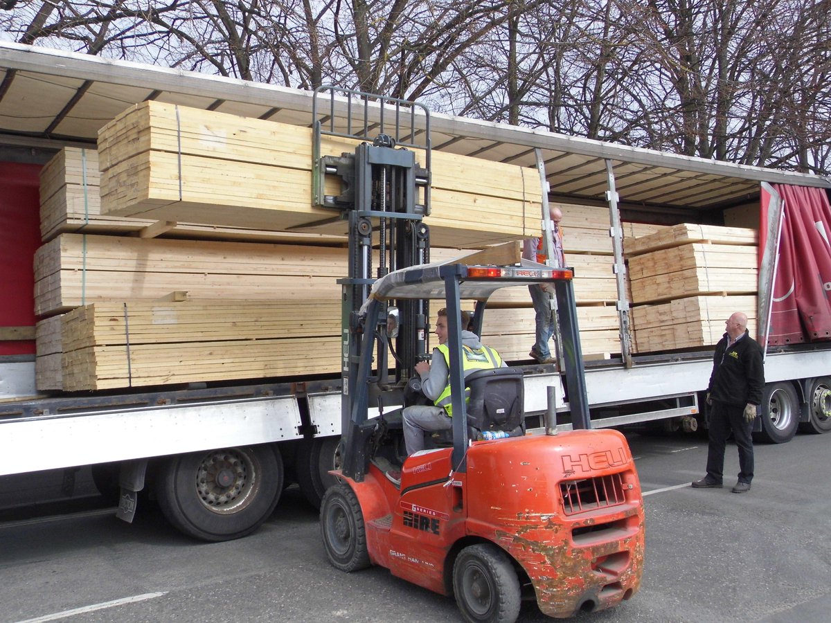 TOTALHireSales's tweet photo. Busy unloading the first of many deliveries arriving this week. #scaffolding http://t.co/oHoS7s2gyo http://t.co/OavRfnujXn