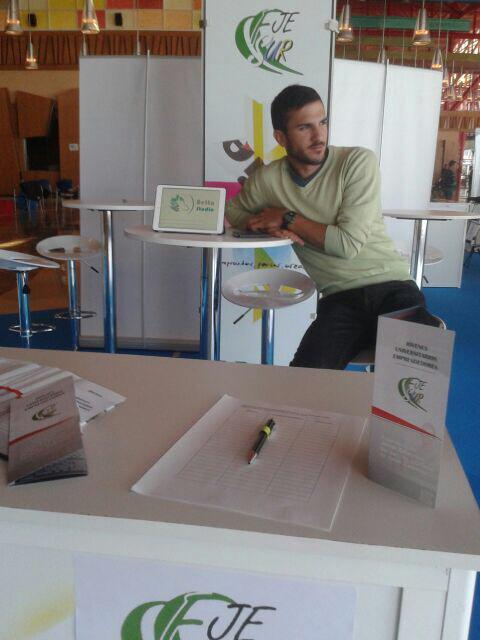MalagaCom's tweet photo. En el palacio de congresos, informando sobre las #juniorempresas con el stand de @FJESUR te esperamos #emprendesur15 http://t.co/qZVtnRkhMW