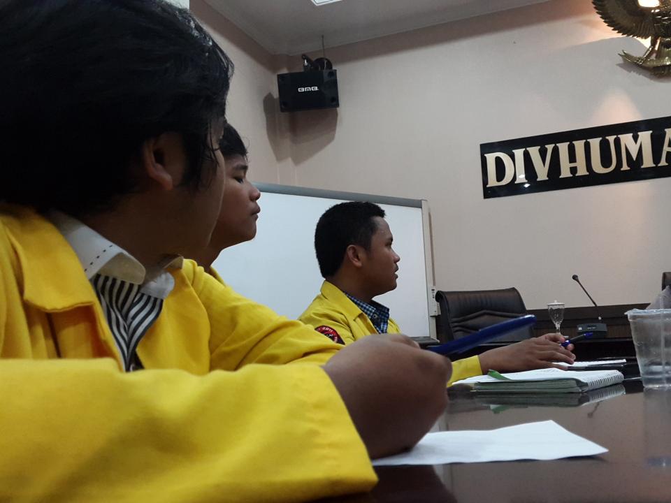 BEMUI_Official's tweet photo. Terdapat 11 perwakilan dari rekan-rekan mahasiswa yg berdialog dengan Bapak Rqna SP. #SelamatkanIndonesia http://t.co/gYsT4QHaSx