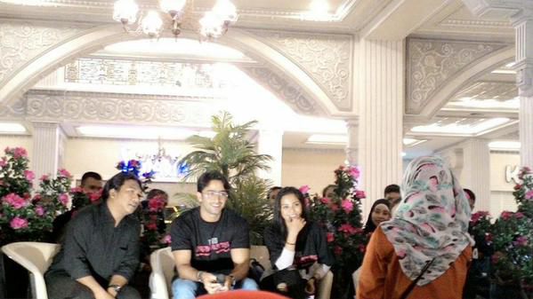ShaheerSmdfc's tweet photo. #NEW PIC ~ Our @Shaheer_S @_kiranalara at the Press Conference #TurisRomantis Jogja Premier @TurisRomantis http://t.co/MrJ4CoyLBe"