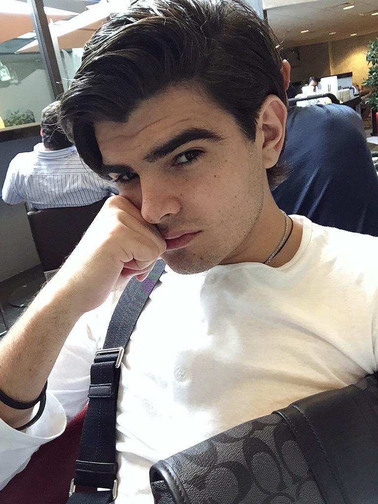Mfernandaob_'s tweet photo. Algún día te conoceré😍💕 un sueño mas por cumplir @JonathanMoly tiene un lindo lindo cabello💝 quiero tocarlo😂 http://t.co/wbQu0xFYOK