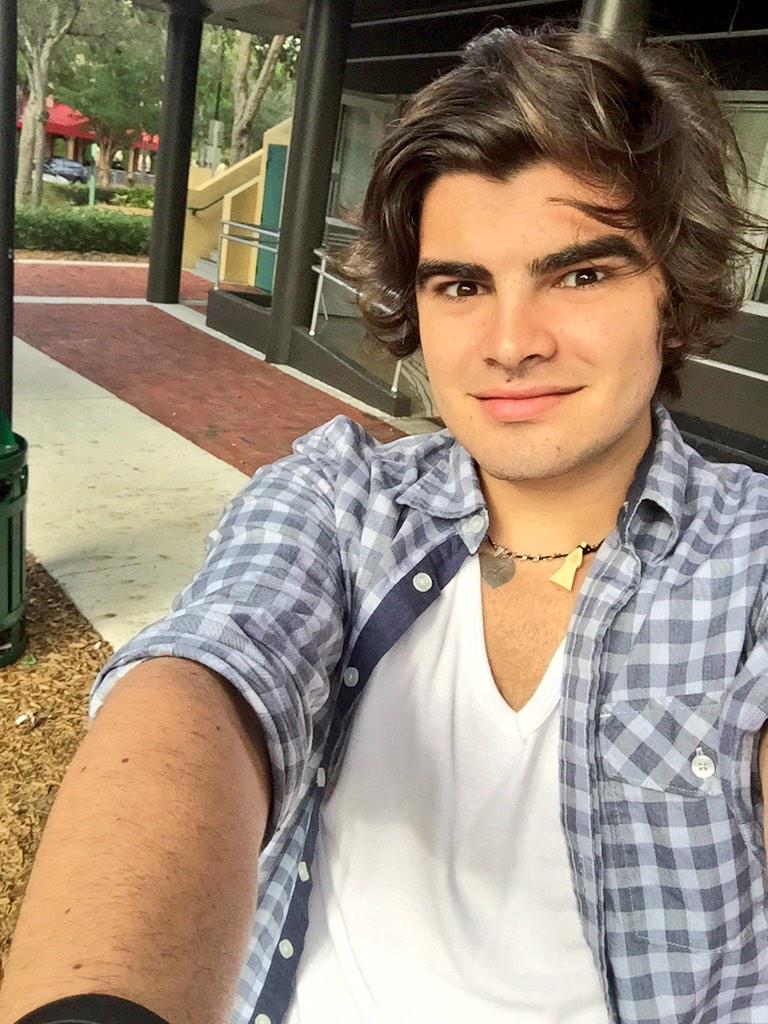 Mfernandaob_'s tweet photo. Algún día te conoceré😍💕 un sueño mas por cumplir @JonathanMoly tiene un lindo lindo cabello💝 quiero tocarlo😂 http://t.co/wbQu0xFYOK