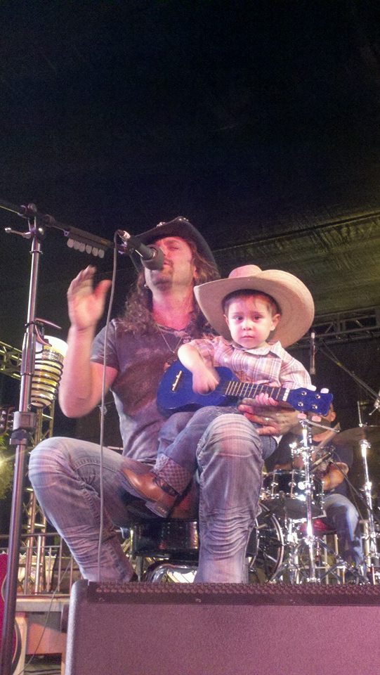JasonScotMusic's tweet photo. Little Michael Scot my grandson getting up onstage for the first time at 2yrs old. http://t.co/4EImaqgM5G