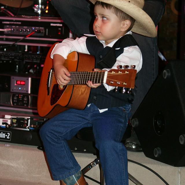 JasonScotMusic's tweet photo. Now he is 4yrs old and still lovin to get up there and play in front of everyone. #LittleMichaelScot http://t.co/HoCkjwt4ud