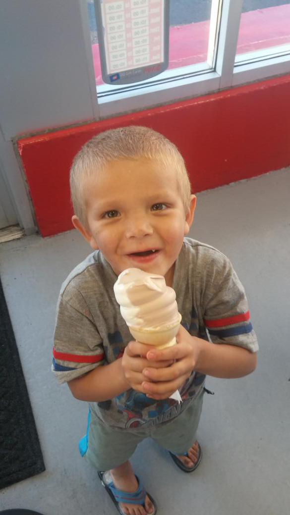 DcDclark1975's tweet image. at national van lines we have great lives and great jobs.had ice cream and movie day with my grand kids awesome fun!