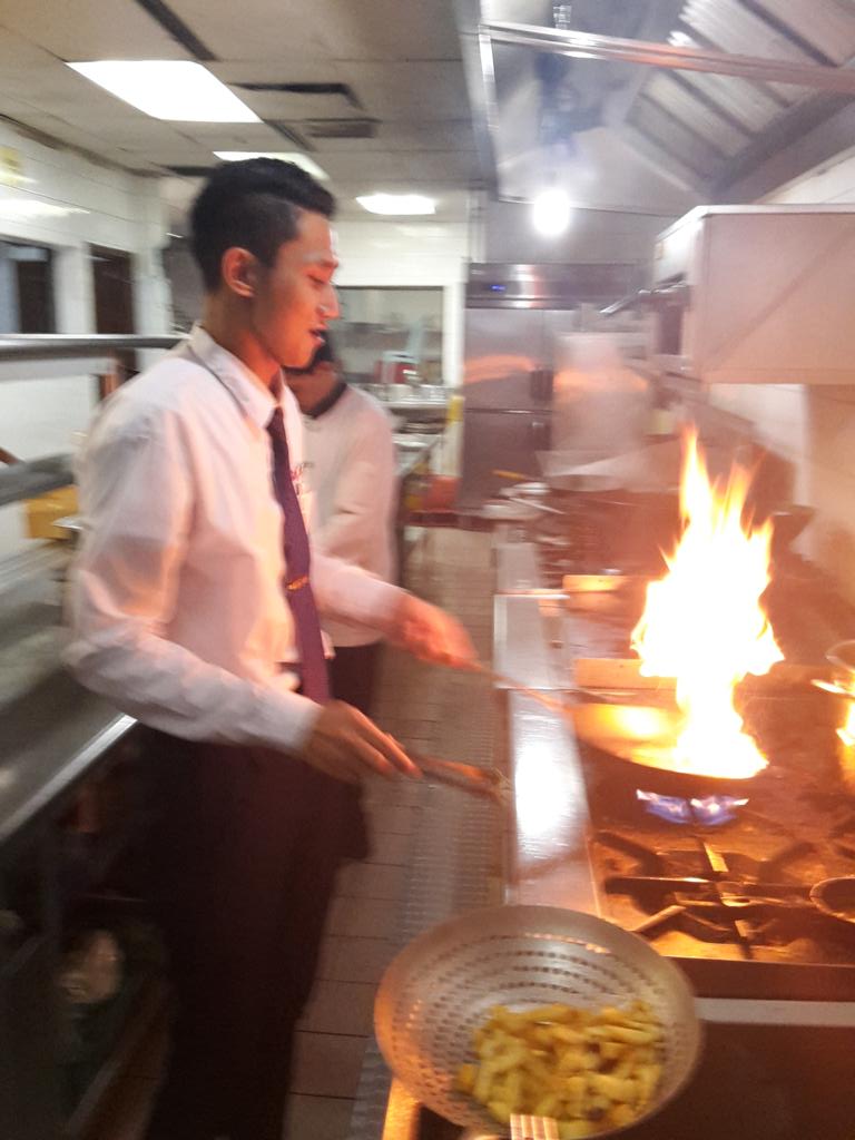 LukmanSbhc's tweet photo. Belajar masak hihi http://t.co/5392xuKZs3