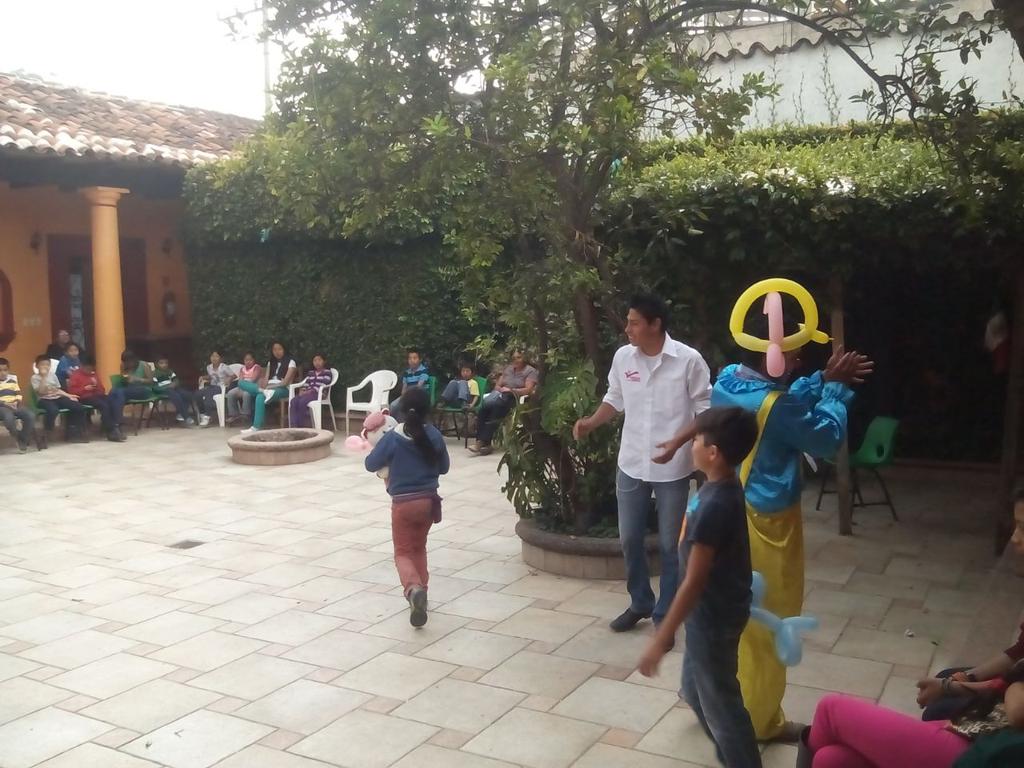 Josue_Jimenez28's tweet photo. Fabian líder de @RevoSanCris Entregando sonrisas a niños con motivo al #DiaDelNiño. http://t.co/lfpm7j05q1