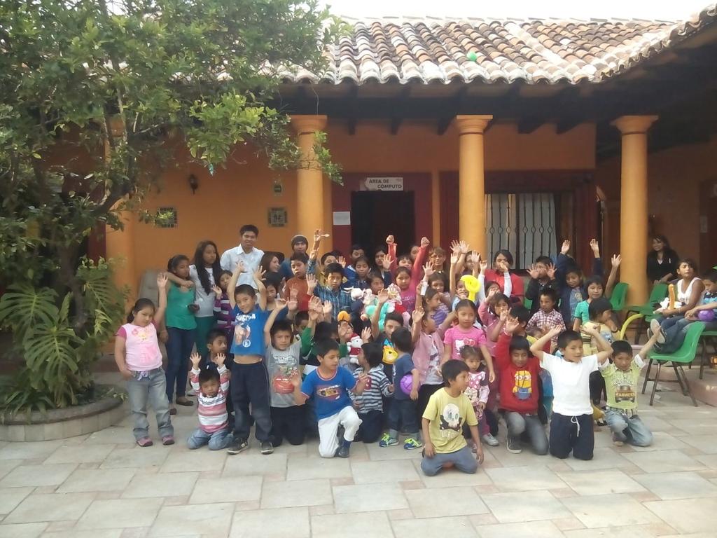 Josue_Jimenez28's tweet photo. Fabian líder de @RevoSanCris Entregando sonrisas a niños con motivo al #DiaDelNiño. http://t.co/lfpm7j05q1
