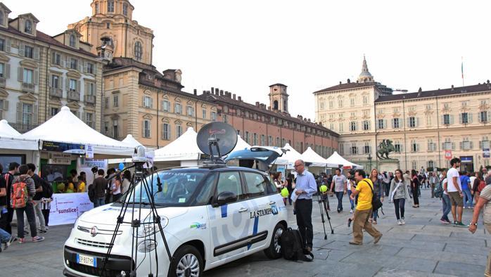 LaStampaTV's tweet photo. Oggi dalle 10 alle 13 la #WebCar sarà in largo Saluzzo a Torino per far parlare i cittadini http://t.co/K5Iat0IvWH http://t.co/MEa6DSjVdL