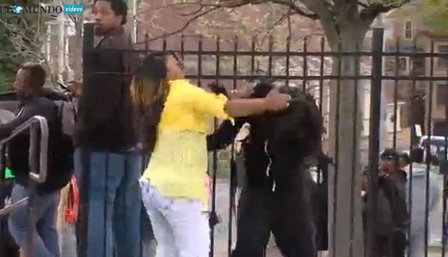 elmundoes's tweet photo. La 'madre del año' en Baltimore aplica el 'toque de queda' a su hijo http://t.co/E2h5PYES6B Por @CarlosGarces86 http://t.co/YpVrzAPE09