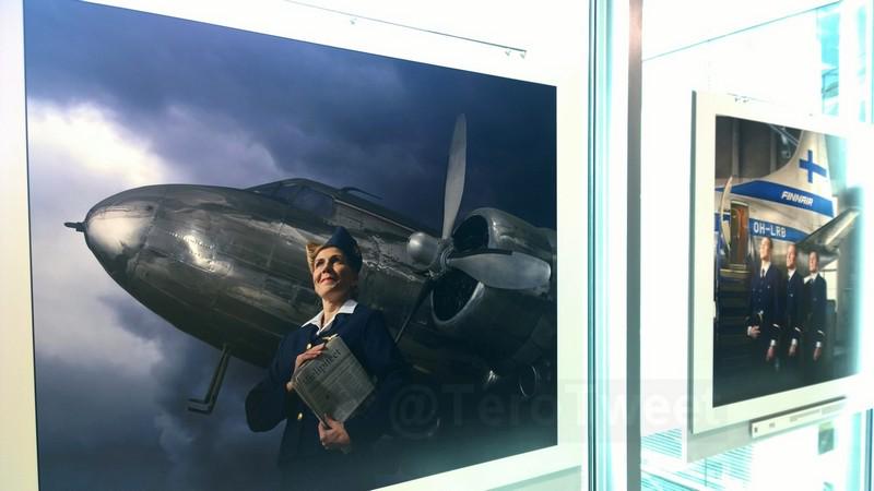 IlmaToim's tweet photo. Vanhoja @Finnair-uniformuja valokuvanäyttelyssä @HelsinkiAirport. Mukana järjestelyissä myös Ilmailutoimittajat. http://t.co/0fOHcYo8JO
