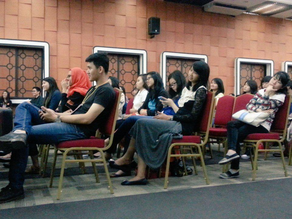 DUH! Pada serius banget dengerin cerita para narasumber.. 
Mulai dari kuliner, olahraga, sampai jalan-jalan !