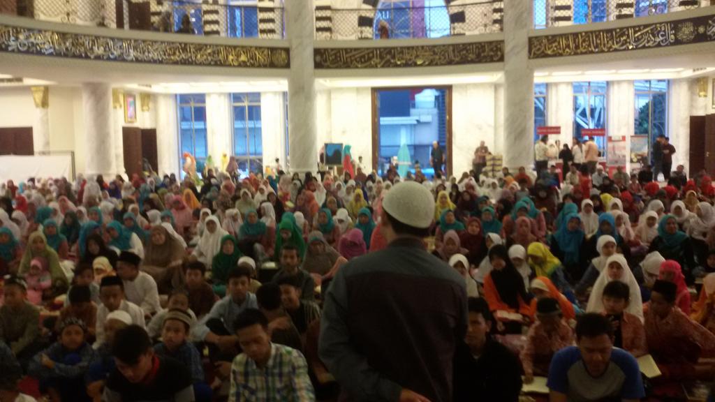 Daarul_Quran's tweet photo. 1. 1500 jamaah (santri &amp; pengurus #RumahTahfidz, donatur &amp; pengusaha) ikut dalam kegiatan ini. #HARSENA2015 http://t.co/B71uizwDOu