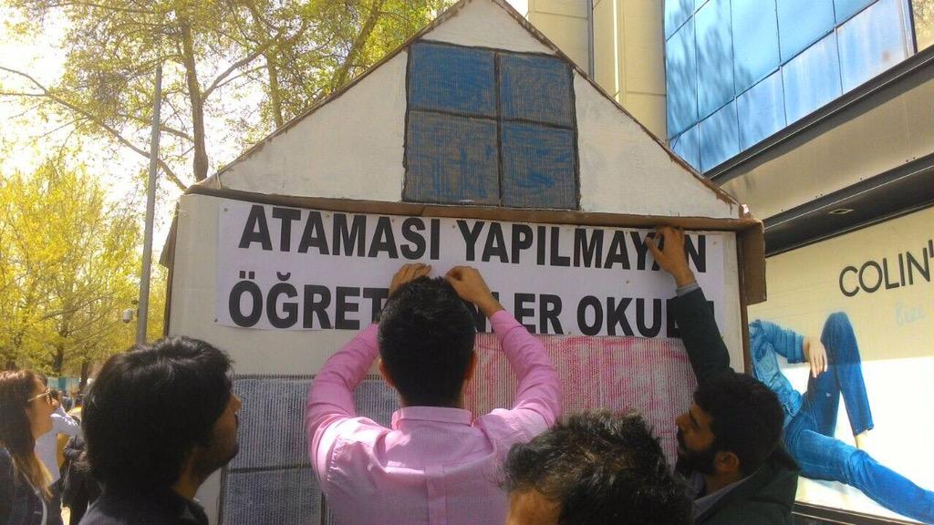 Akr3pkr6l's tweet photo. #OgretmenlerSinavOncesi40BindeKararli ATANMAMİŞ ÖĞRETMENLER SINAV öncesi ATAMA MÜjDESİ BEKLİYOR http://t.co/lDgoiuyP8m @AvFaik  di