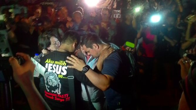 Metro_TV's tweet photo. Nyanyian Rohani Iringi Eksekusi Mati http://t.co/4xbUd0RYV1 http://t.co/ox12ClExqg