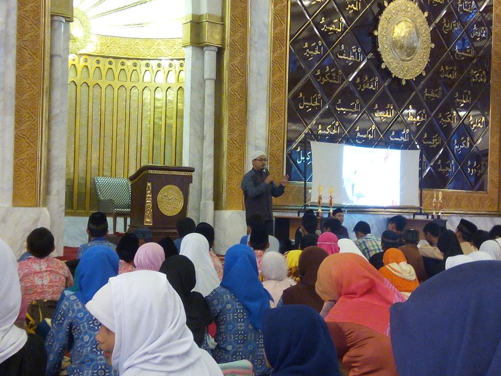 Daarul_Quran's tweet photo. 3. Dipandu oleh Ust Gugum, jamaah mengikuti tips dan trik cepat menghafal Quran. #ODOA #HARSENA2015 http://t.co/iyGxGh6SCM