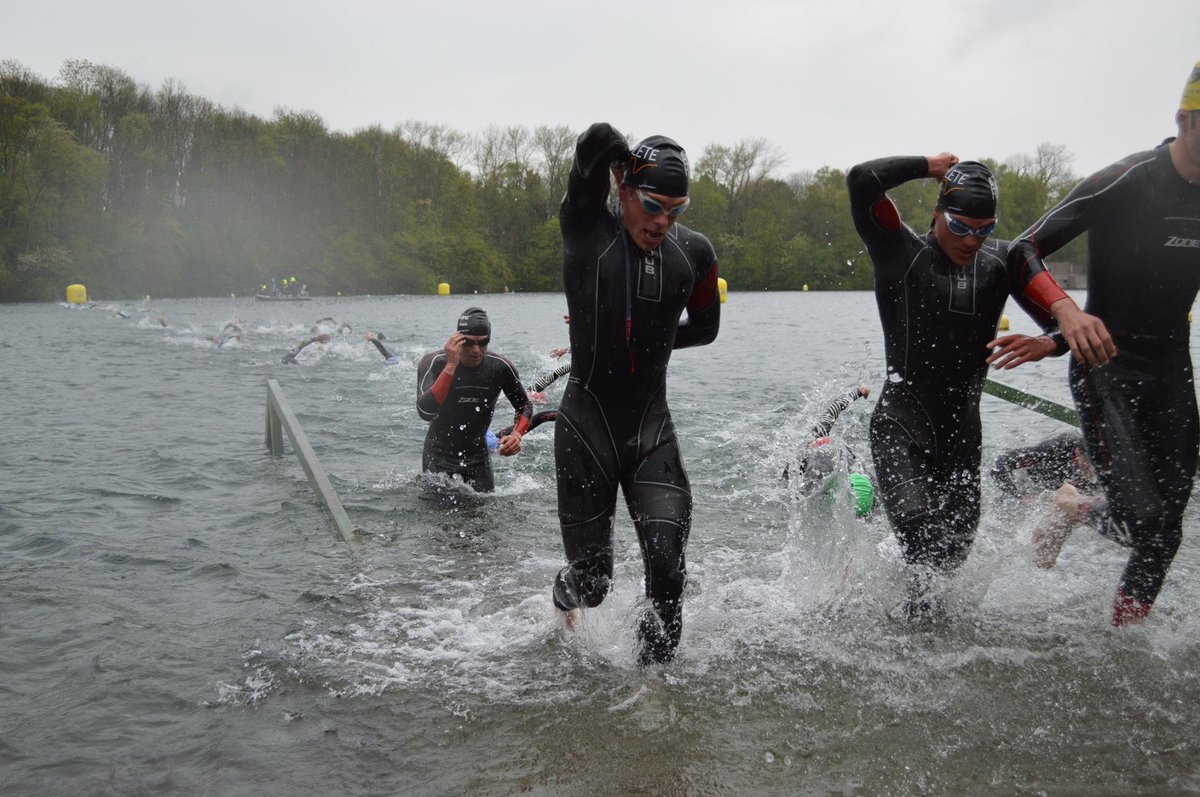 AthleteFits's tweet photo. @HUUBDesign is winning popularity in Belgium. Trille-guys @ swim exit in Doornik #triathlon #T3_series http://t.co/0hUmR5rDd2