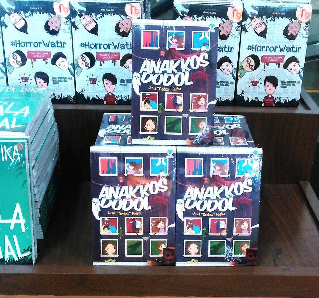dwiyanday's tweet photo. Buku terbaru karya @dewirieka "Anak Kos Dodol Horor" 49K Penerbit @GradienBuzzers sudah tersedia @GramediaMerdeka Bdg http://t.co/daen0jJLMR