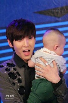 DiKimchee15's tweet photo. Sana picturan niyo po si Leo at Baby Winter @happeesy. Sobrang hilig niya sa baby. Sana may picture sila tulad nito http://t.co/GTDWwFxbnt