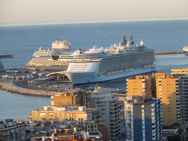RoyalES's tweet photo. ¡Impresionante! Magnífica foto del #AllureoftheSeas en @malagaport cortesía de @novatto7 http://t.co/wjM2lt2KXB