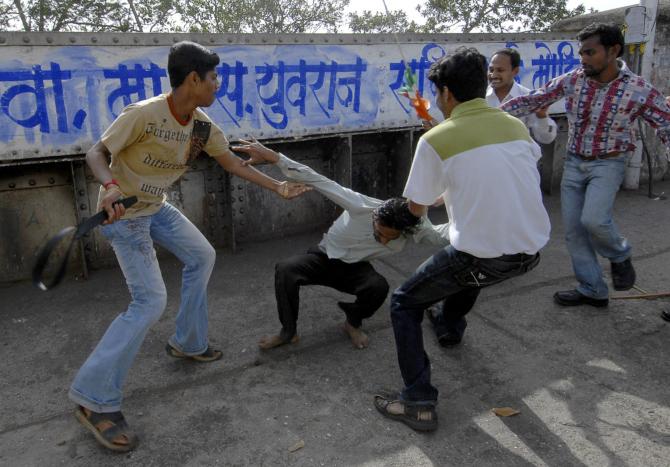 news24tvchannel's tweet photo. मनसे कार्यकर्ताओं ने यूपी और बिहार के लोगों को पीटा #MNS #menattack #Bihar #UP #workers http://t.co/xpy7Zc24Co http://t.co/XrZVASx58y