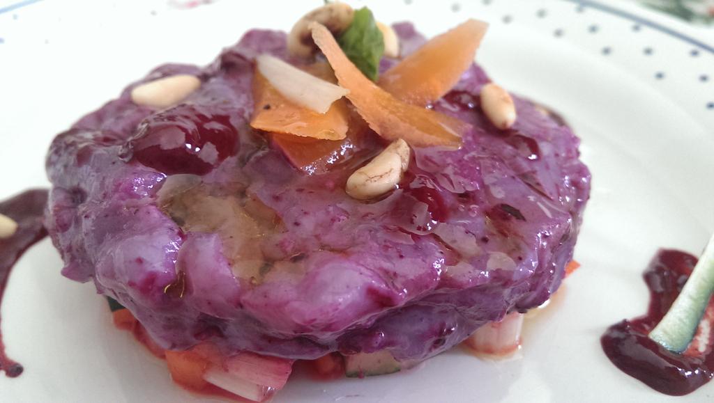 ScolariGiovanni's tweet photo. Tartare di rana pescatrice con vinagrette alla mora e pinoli tostati #foodporn #food #cucina #tartare http://t.co/4gdqwO7rY8