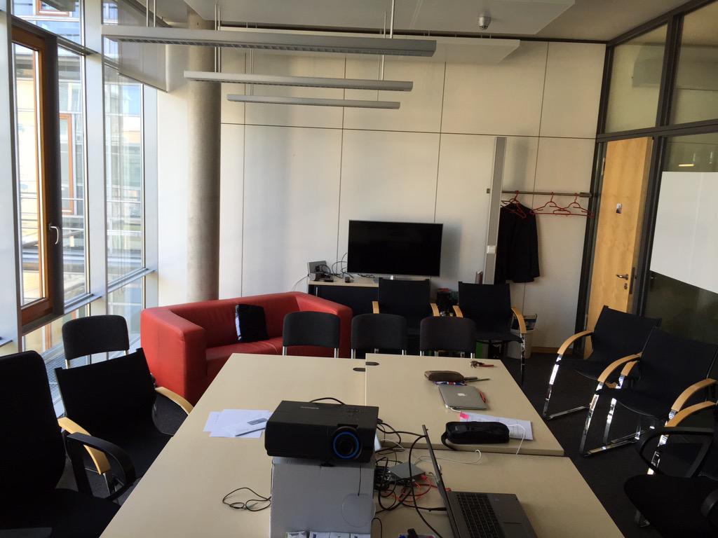favorieth's tweet photo. Der erste Raum ist vorbereitet! #smdr15 /cc @kathrinruther http://t.co/rVzbYbMoGN