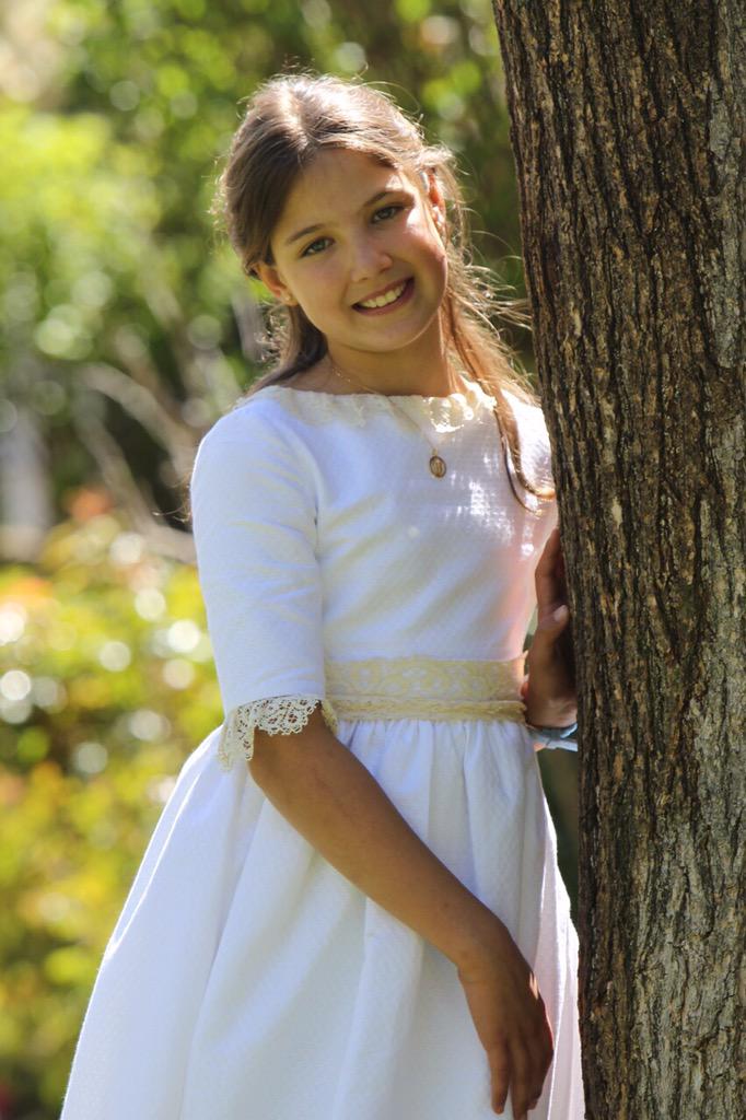 Manuela es la primera niña que recibido la primera comunion este año vestida por navascues. Que guspisima!!!