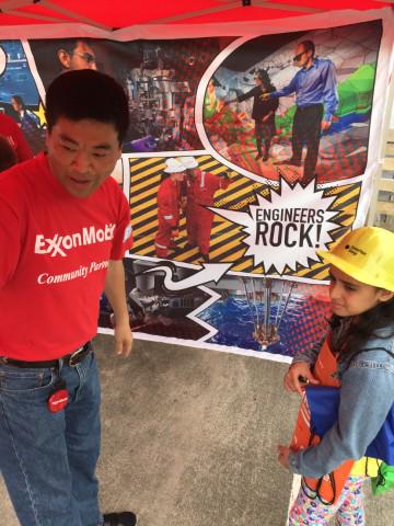 exxonmobil's tweet photo. Hundreds of @HoustonISD youth learn about #STEM careers and how they can #BeAnEngineer @ExxonMobil in Houston http://t.co/lxnIwWLYrd