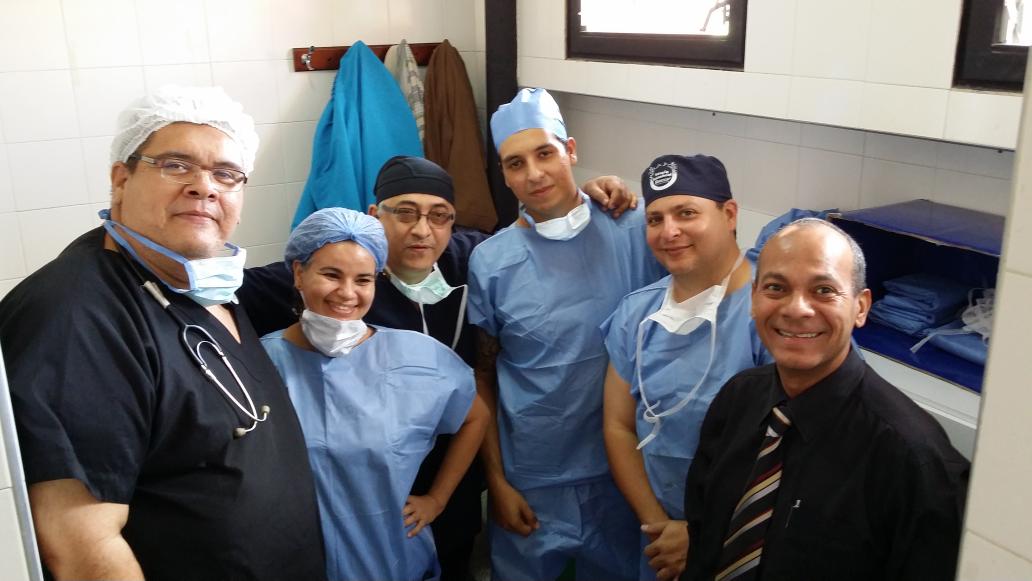 GalenoArismendi's tweet photo. Miguel con el equipo de traumatología #Quirofano #Sulamp #tiocol #SalidaDual @GalenoMarketing @GalenoPromocion http://t.co/os0BrRlht0