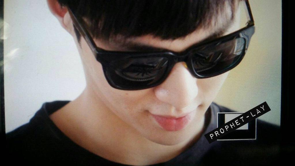ADOREXONLY's tweet photo. [PREVIEW] 150429 He read the fan letter seriously *-* | Beijing Aiport (cr: prophet) -TAS http://t.co/449Pc887kg