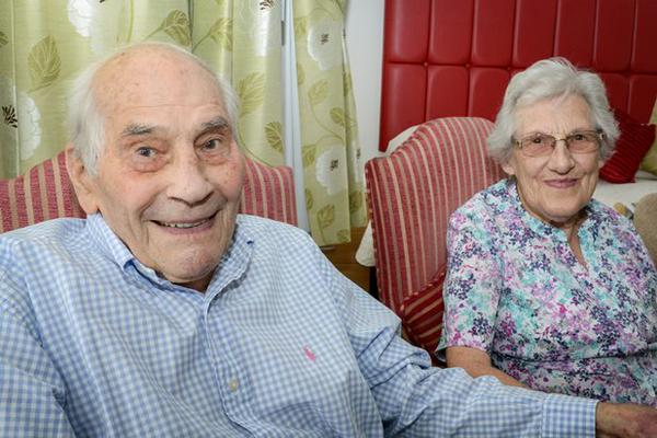 TF1's tweet photo. A 103 et 91 ans, ils seront bientôt les plus vieux mariés du monde ! Regardez >http://t.co/dkhUsB4oE8 #Insolite http://t.co/CAKMZ4XYtU