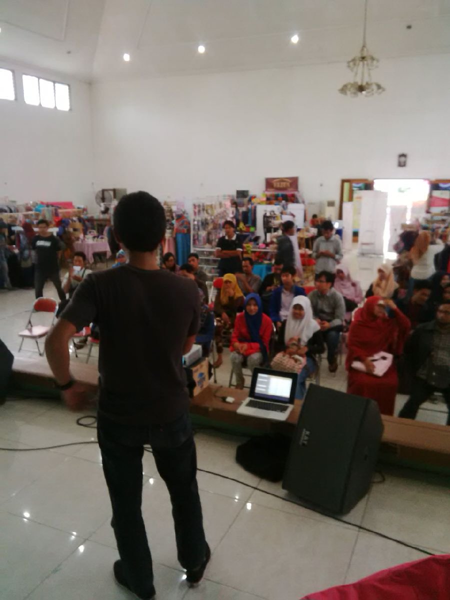 JogjaMeetup's tweet photo. #JOM16 Makasih mas Fajar @sinteniki atas sharing SEO nya. Semoga bermanfaat ya. #JOSFest2015 http://t.co/N65qwAEyxI