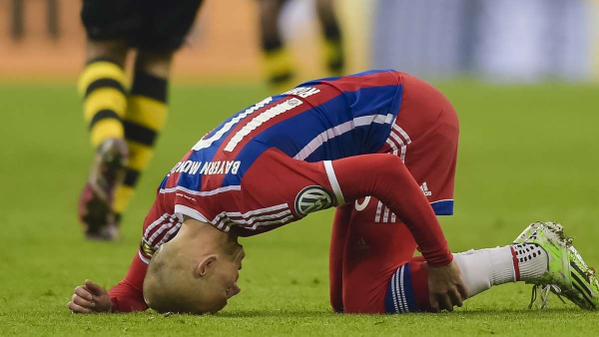 footmercato's tweet photo. Officiel : fin de saison pour Arjen Robben ! http://t.co/o9JFLtMahU