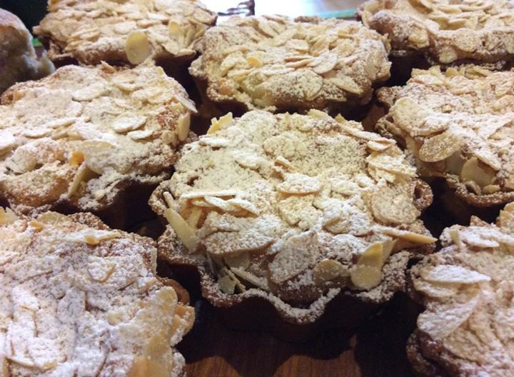 BalticBake's tweet photo. Delicious almond and Apple tarts #workoftart http://t.co/G74EO5Z2lN