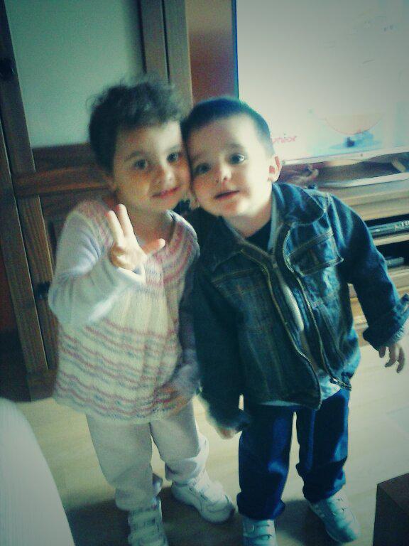 Esteliwendi's tweet photo. Imposible es estudiar con estos dos bichitos en casa! http://t.co/K0YE2elZdD