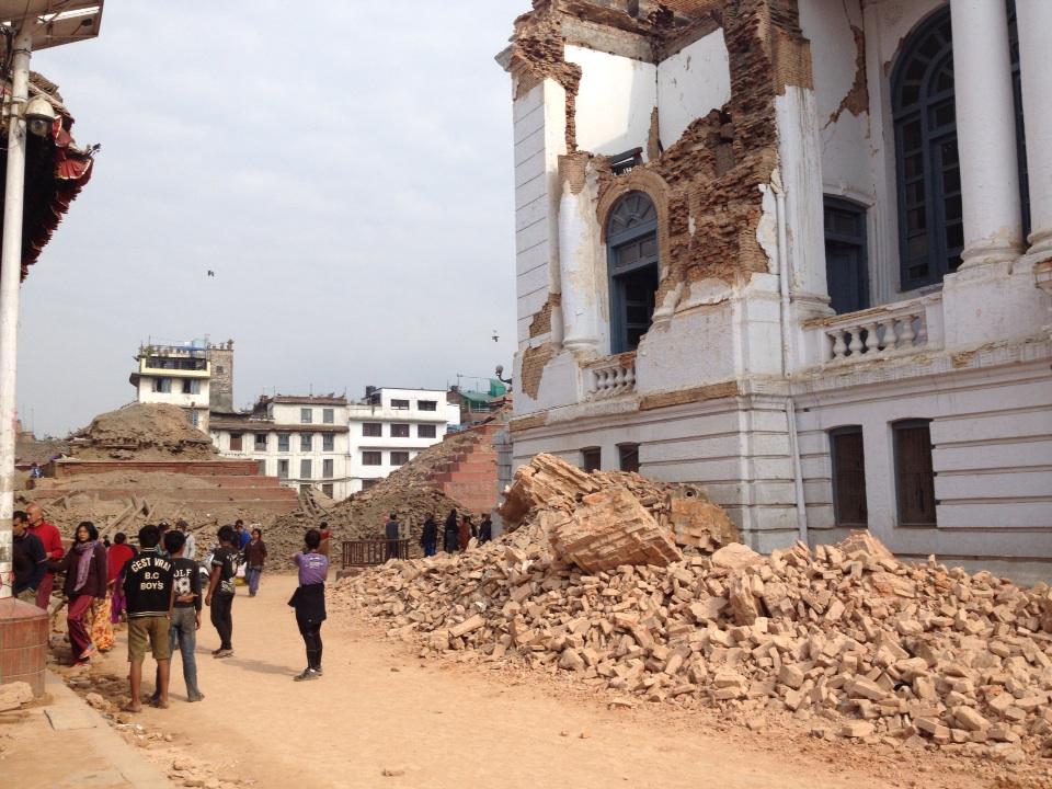 gunaraj's tweet photo. #PMSK visits #Kathmandu Durbar square. People expressed their anger. Government be fast before they boil. #Nepalquake http://t.co/Ch843SPPnu